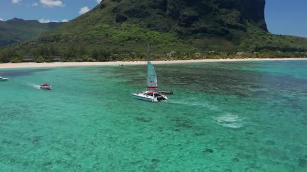 Letecký pohled Mauricius, katamarán v modré laguně. Ostrov tropického ráje. Exotické cestování dovolenou útěk, romantické líbánky destinace. — Stock video