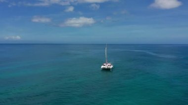 Hava manzaralı Mauritius, mavi gölde yelkenli katamaran. Tropik cennet adası. Egzotik tatil kaçamağı, romantik balayı gezisi.