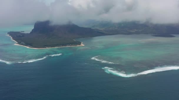 Vacker strand med turkost vatten i Mauritius. Vilda paradis strand vit sand hög kokos palmer naturliga exotiska landskap. Ocean vågor blå transparent klart vatten. — Stockvideo