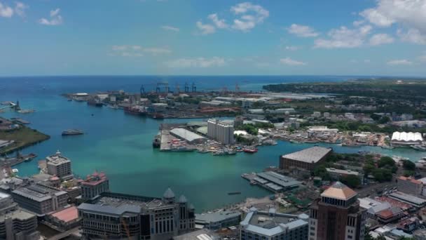 Città sull'Oceano Indiano. Vista aerea Port Louis nella bella giornata di sole. Capitale dell'isola di Mauritius — Video Stock