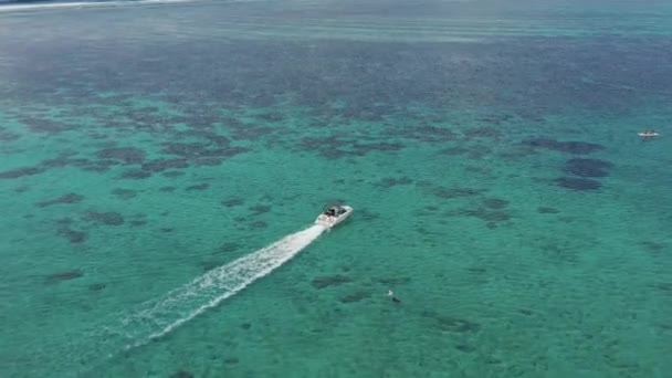 Lüks motorlu tekne. Hint Okyanusu 'nda uçan hava manzaralı motorlu tekne. — Stok video