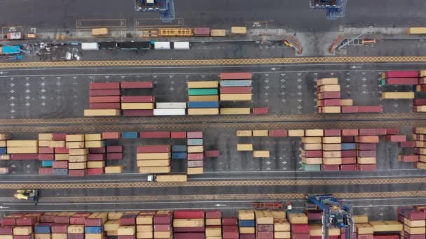 Вид с воздуха Порт-Луи, контейнерный порт острова Маврикий. Загрузка судна контейнерами для транспортировки. Погрузочное судно для контейнерных грузов в логистике импортного экспортного бизнеса — стоковое видео