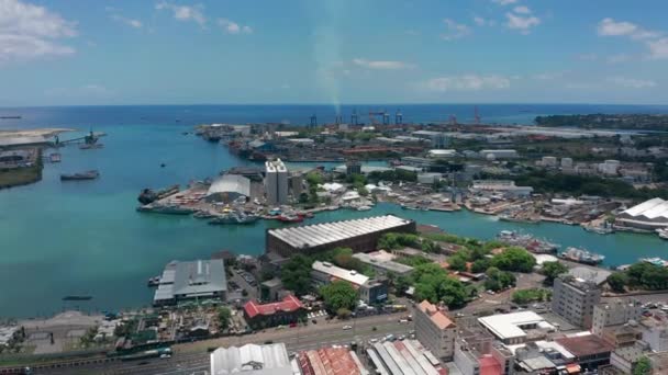 Vista aérea de Port Louis en un hermoso día soleado. Capital de la isla de Mauricio. Edificios altos en el Océano Índico. Sistema bancario offshore — Vídeos de Stock