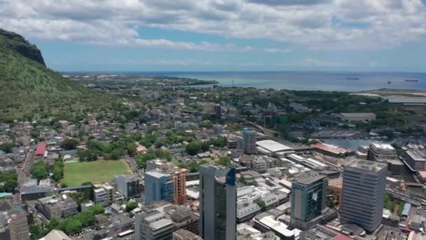 Ciudad en el Océano Índico. Vista aérea de Port Louis en un hermoso día soleado. Capital de la isla de Mauricio — Vídeo de stock