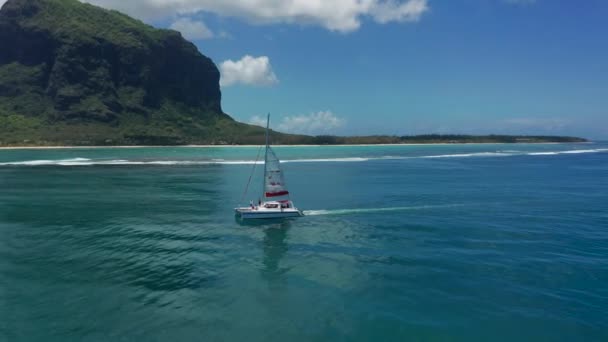 Flygfoto Mauritius, segelbåt katamaran i blå lagun. Tropiska paradisön. Exotisk resa semester tillflyktsort, romantisk smekmånad destination. — Stockvideo