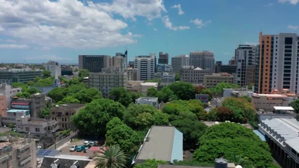 Vista aérea de Port Louis en un hermoso día soleado. Capital de la isla de Mauricio. Edificios altos en el Océano Índico. Sistema bancario offshore — Vídeos de Stock