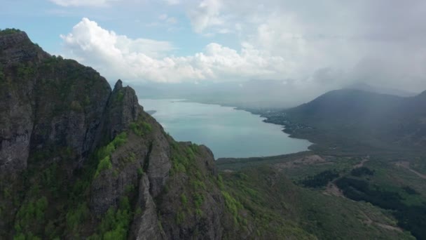Vista dall'alto della spiaggia bianca come la neve di Le Morne sull'isola di Mauritius nell'Oceano Indiano. Giungla verde. — Video Stock