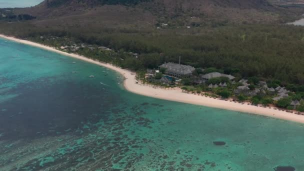 Prachtig strand met turquoise water in Mauritius. Wild paradijs strand wit zand hoge kokospalmen natuurlijk exotisch landschap. Oceaan golven blauw transparant helder water. — Stockvideo