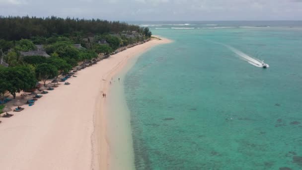 Luxe motorboot. Luchtfoto snelheid motorboot zeilen in de Indische Oceaan — Stockvideo