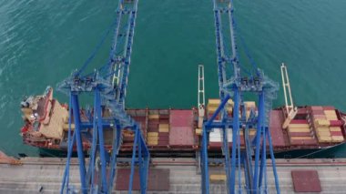 Hava manzaralı Port Louis, Mauritius Adası konteynır limanı. Gemiyi nakil için konteynırlarla dolduruyorum. Konteynır kargo nakliye gemisi ithalat ticaret lojistiği