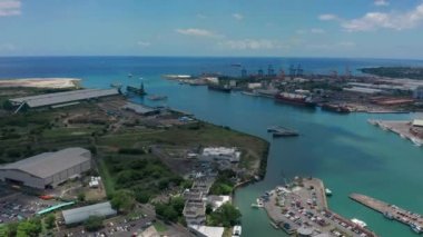 Hint Okyanusu 'ndaki şehir. Hava manzaralı güzel güneşli bir günde Louis Limanı. Mauritius adasının başkenti.