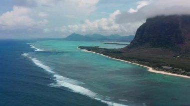 Yaz tatili için Karayip adasında manzaralı plaj Martinique, Antilles 'in güzel mavi deniz suyu ve kumlu sahil şeridine ait insansız hava aracı görüntüleri. Turkuaz suyu olan sahil.