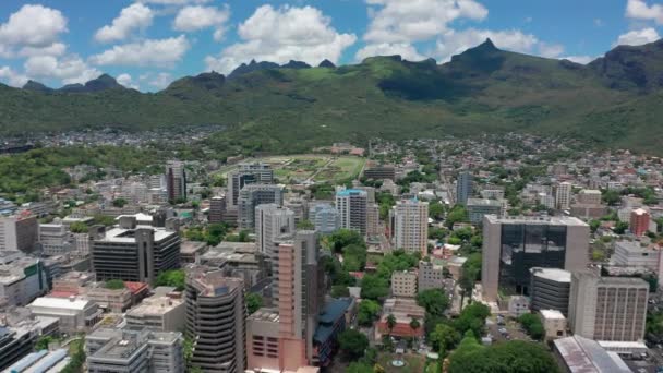 Pemandangan udara Port Louis pada hari cerah yang indah. Ibukota pulau Mauritius. Bangunan tinggi di Samudera Hindia. Sistem perbankan lepas pantai — Stok Video