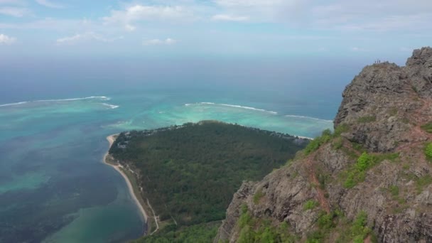 Θέα από το ύψος της κατάλευκης παραλίας Le Morne στο νησί του Μαυρίκιου στον Ινδικό Ωκεανό. Πράσινη ζούγκλα. — Αρχείο Βίντεο