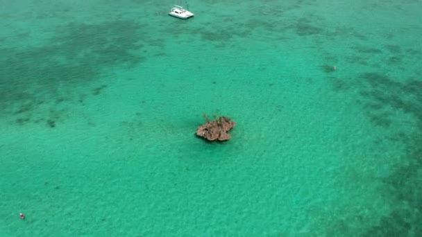 Luchtfoto van Ile aux benitiers Mauritius. Prachtig exotisch eiland. Cirkelvlucht rond kristallen rotsen. — Stockvideo