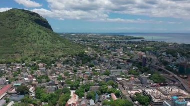 Hava manzaralı güzel güneşli bir günde Louis Limanı. Mauritius adasının başkenti. Hint Okyanusu 'ndaki yüksek binalar. Offshore bankacılık sistemi