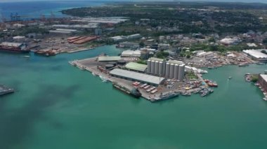 Hava manzaralı güzel güneşli bir günde Louis Limanı. Mauritius adasının başkenti. Hint Okyanusu 'ndaki yüksek binalar. Offshore bankacılık sistemi