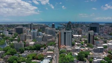 Hava manzaralı güzel güneşli bir günde Louis Limanı. Mauritius adasının başkenti. Hint Okyanusu 'ndaki yüksek binalar. Offshore bankacılık sistemi