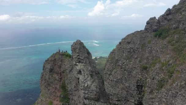 Θέα από το ύψος της κατάλευκης παραλίας Le Morne στο νησί του Μαυρίκιου στον Ινδικό Ωκεανό. Πράσινη ζούγκλα. — Αρχείο Βίντεο