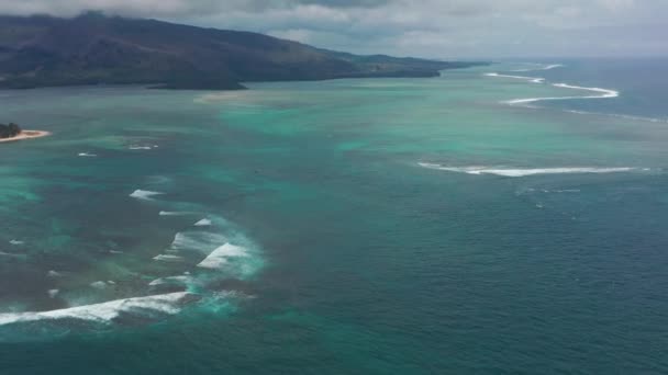 Playa panorámica en la isla caribeña para las vacaciones de verano, imágenes de vídeo aéreo del dron de Martinica, Antillas con hermosas aguas azules y costa arenosa. Playa con agua turquesa — Vídeo de stock