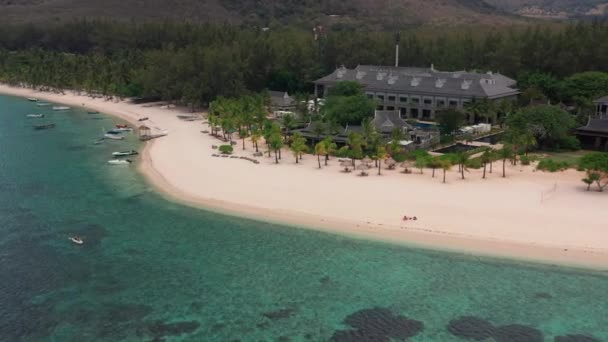 Scenær strand på Karibia i sommerferier, videoopptak fra luften fra dronen på Martinique, Antillene med vakkert blått havvann og sandkyst. Stranda med turkis – stockvideo