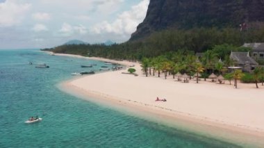 Yaz tatili için Karayip adasında manzaralı plaj Martinique, Antilles 'in güzel mavi deniz suyu ve kumlu sahil şeridine ait insansız hava aracı görüntüleri. Turkuaz suyu olan sahil.