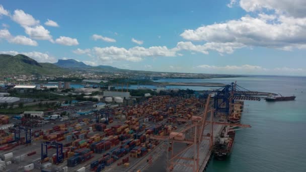 Luftaufnahme Port Louis, Containerhafen der Insel Mauritius. Das Schiff wird mit Containern für den Transport beladen. Containerfracht-Verladeschiff im Import-Export-Geschäft Logistik — Stockvideo