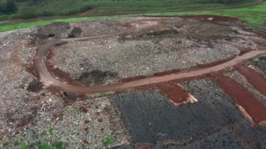 Mauritius adasında büyük bir çöp yığını. Yukarıdan bir hurda yığını. Ev atıklarının kullanımı. Plastiğin reddi
