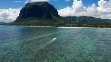 Uçurtma uçağı, insansız hava aracından gelen berrak kristal suda uçurtma hızıyla uçuyor. Mauritius