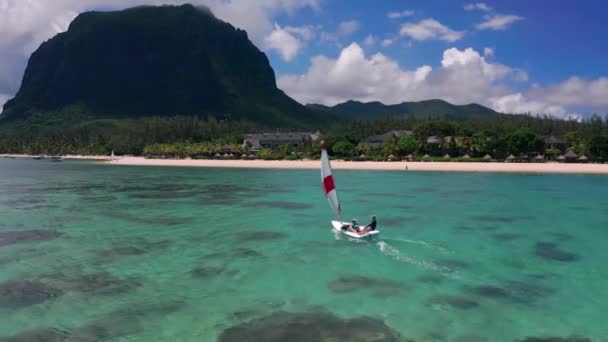 Barco à vela. Iate navegando em mar aberto. Navegando em veleiros na baía do oceano. Luxuoso estilo de vida iatismo no verão dia ensolarado. Conceito cinematográfico sereno, calmo e relaxante — Vídeo de Stock