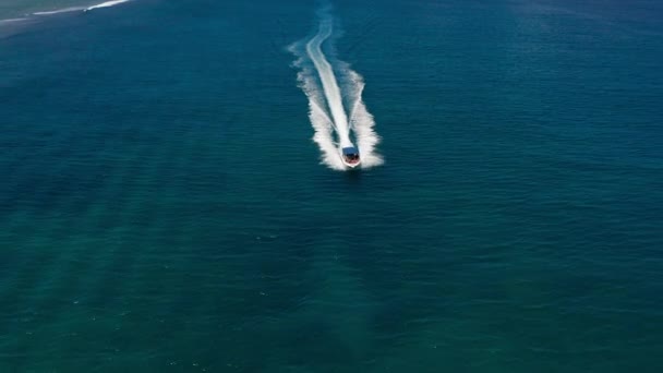 Vue aérienne vers le bas sur un bateau de plaisance traversant l'océan Indien — Video