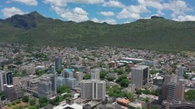 Hava manzaralı güzel güneşli bir günde Louis Limanı. Mauritius adasının başkenti. Hint Okyanusu 'ndaki yüksek binalar. Offshore bankacılık sistemi