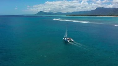 Açık yelkenli tropikal denizde yelkenli katamaran, İHA 'dan görüş. Mauritius