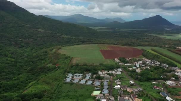 Вид с воздуха на круглые поля сахарного тростника на острове Маврикий — стоковое видео