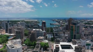 Hint Okyanusu 'ndaki şehir. Hava manzaralı güzel güneşli bir günde Louis Limanı. Mauritius adasının başkenti.