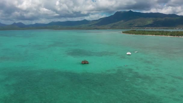 Widok z lotu ptaka na Ile aux benitiers Mauritius. Piękna egzotyczna wyspa. Krąg wokół kryształowych skał. — Wideo stockowe