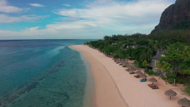 Belle plage avec de l'eau turquoise à Maurice. Plage paradisiaque sauvage sable blanc haut cocotiers paysage exotique naturel. Océan vagues bleu transparent eau claire. — Video