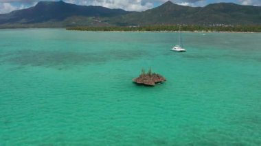 Ile aux benitiers Mauritius 'un hava manzarası. Güzel egzotik bir ada. Kristal kayaların etrafında daire uçuşu.
