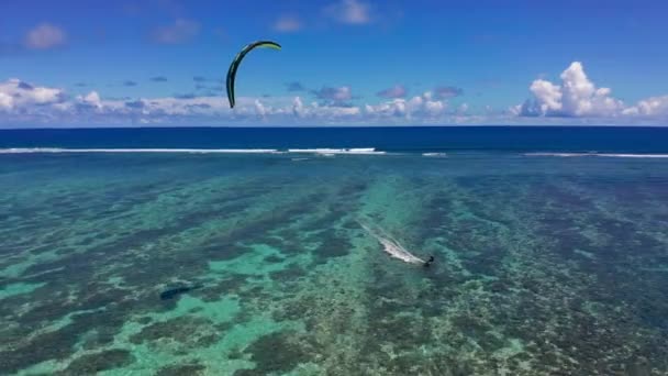 空中观赏者驾驶着风筝飞奔在来自无人机的清澈水晶水中。毛里求斯 — 图库视频影像