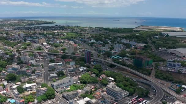 Város az Indiai-óceánon. Légi kilátás Port Louis egy gyönyörű napsütéses napon. Mauritius sziget fővárosa — Stock videók