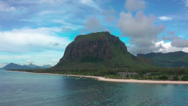 Plage panoramique sur l'île des Caraïbes pour les vacances d'été, Vidéo aérienne du drone de la Martinique, Antilles avec belle eau de mer bleue et littoral sablonneux. Plage avec eau turquoise — Video