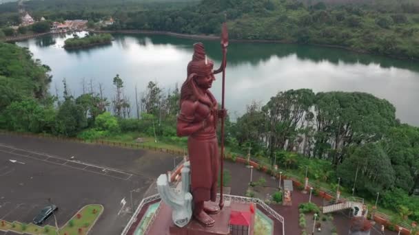 Ganga Talao, Mauricio, 5 de febrero de 2022: Vista aérea del Señor Shiva y el lago Ganga Talao — Vídeo de stock