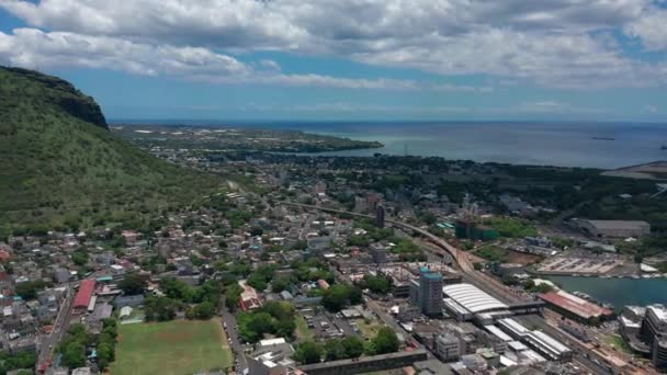 Stadt am Indischen Ozean. Luftaufnahme Port Louis an einem schönen sonnigen Tag. Hauptstadt der Insel Mauritius — Stockvideo