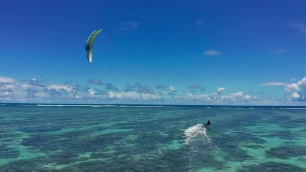 Widok z lotu ptaka kitesurfuje na Oceanie Indyjskim. Tropikalna laguna z turkusową wodą i białym piaskiem. Piękne niebo, morze, plaża, kurort — Wideo stockowe