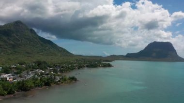 Mauritius adasının egzotik sahillerine kuş bakışı bir bakış. İnsanlar temiz tropikal suları ve plajları severler.