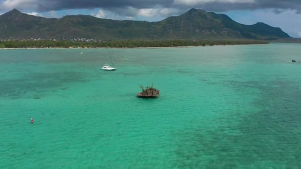 Αεροφωτογραφία του Ile aux benitiers Μαυρίκιος. Όμορφο εξωτικό νησί. Κύκλος πτήσης γύρω από Crystal βράχια. — Αρχείο Βίντεο