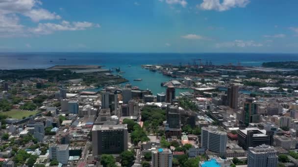 Vista aérea de Port Louis en un hermoso día soleado. Capital de la isla de Mauricio. Edificios altos en el Océano Índico. Sistema bancario offshore — Vídeo de stock