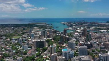 Hint Okyanusu 'ndaki şehir. Hava manzaralı güzel güneşli bir günde Louis Limanı. Mauritius adasının başkenti.
