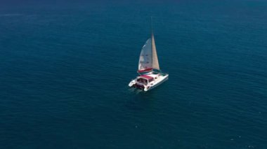 Mauritius adasının arka planında turkuaz su katamaranı var. İHA görüntüleri açık denizde yüzen katamaranların havadan görüntüsü..