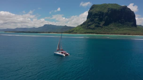 Парусный катамаран в тропическом море с открытыми парусами, вид с дрона. Маврикий — стоковое видео